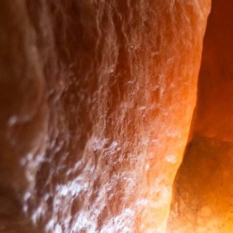 Zbliżenie na fakturę soli kłodawskiej i światło na krawędzi kryształu
